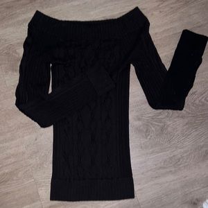 Guess perfect snug fit size small/medium. Off shoulders or boat neck